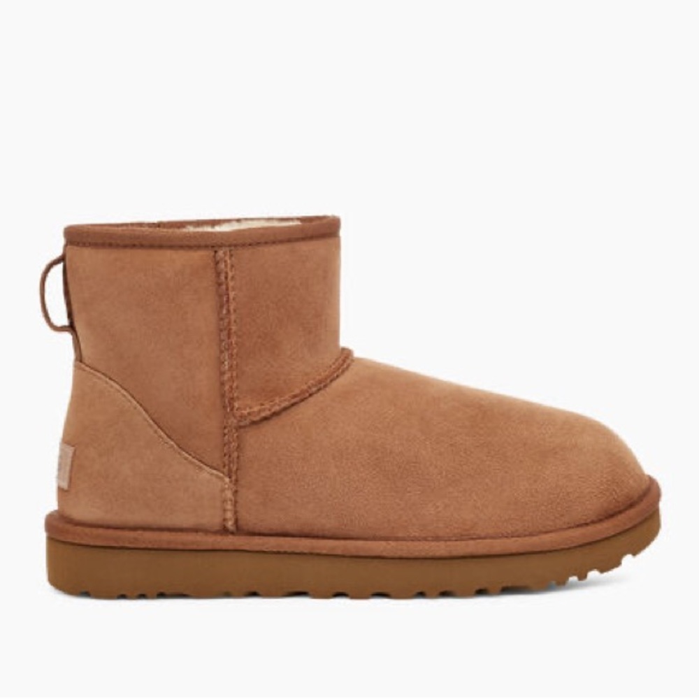 Size 9, UGG Classic Mini II boot in Chestnut.